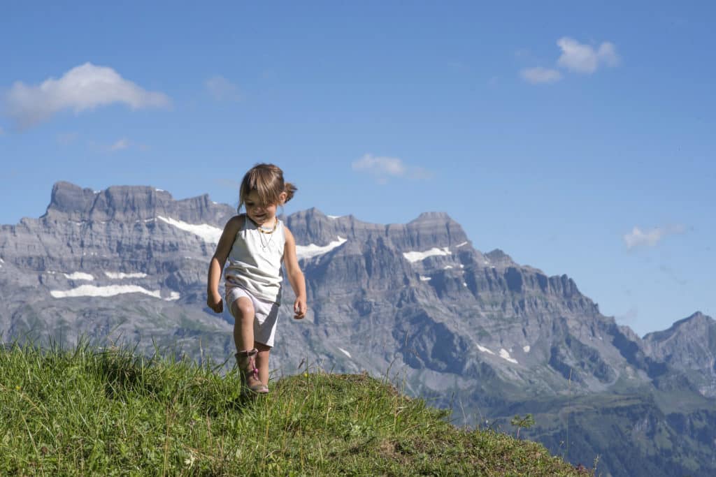 Petite fille marchant en montagne
