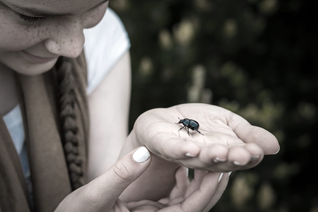 Jeune fille asperger découvrant la nature